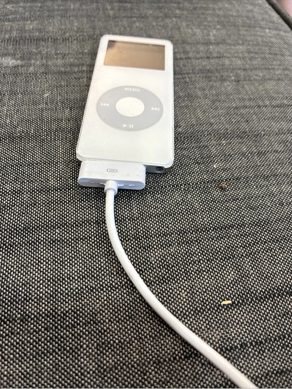 Apple iPod Nano Black with White Click Wheel - Picture 6 of 6